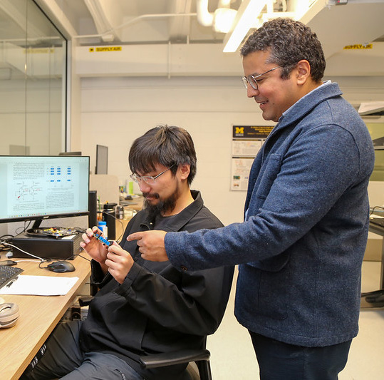 Mehdi Saligane in lab with student